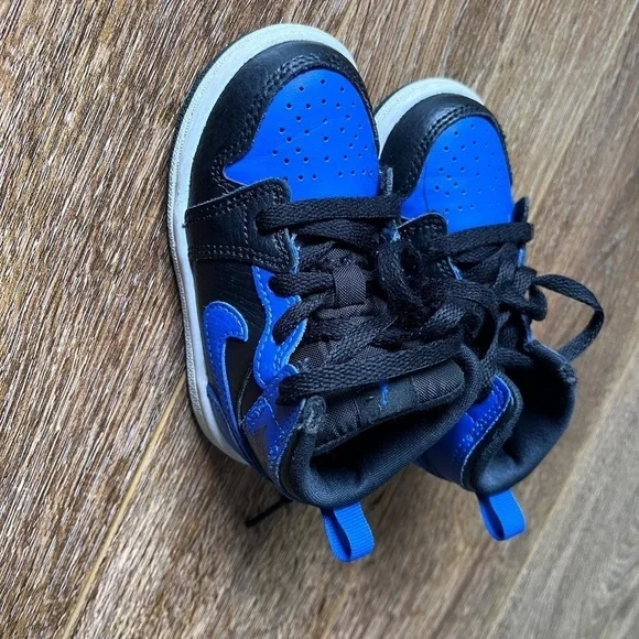 Nike Air Jordan Retro 1 Mid
Hyper Royal Blue 6 c toddler - Picture 2 of 5